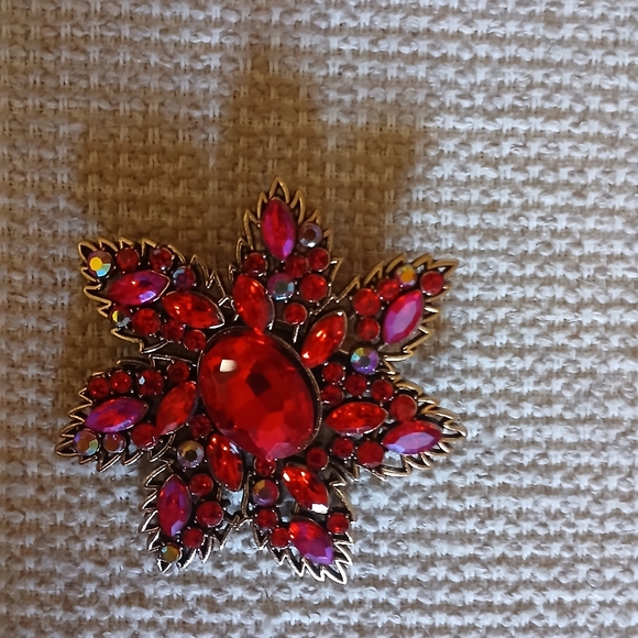 🌲Vibrant Poinsettia Brooch🌲 - Picture 9 of 11